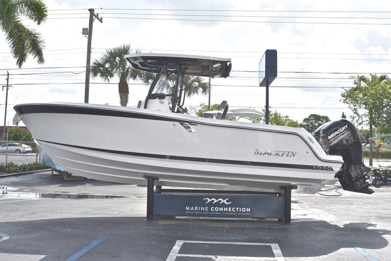 Thumbnail 4 for New 2018 Blackfin 242CC Center Console boat for sale in West Palm Beach, FL