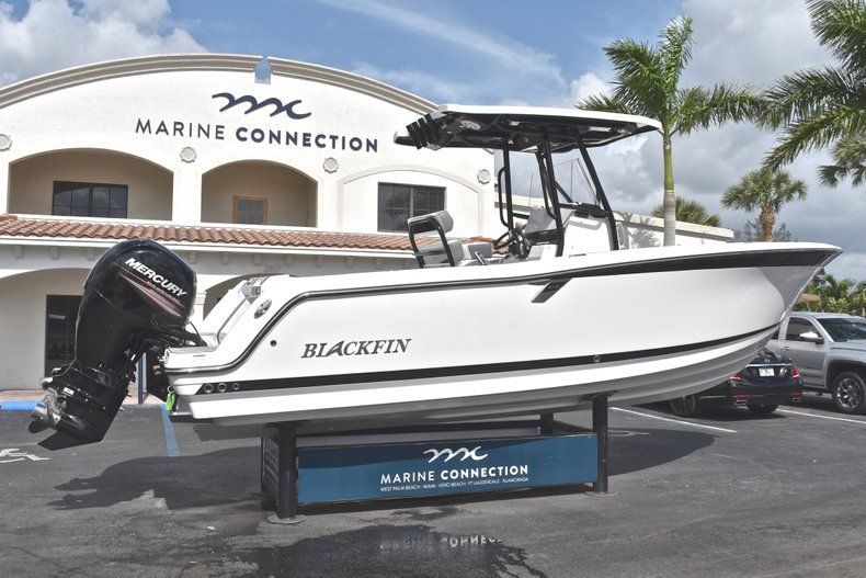 Thumbnail 7 for New 2018 Blackfin 242CC Center Console boat for sale in West Palm Beach, FL