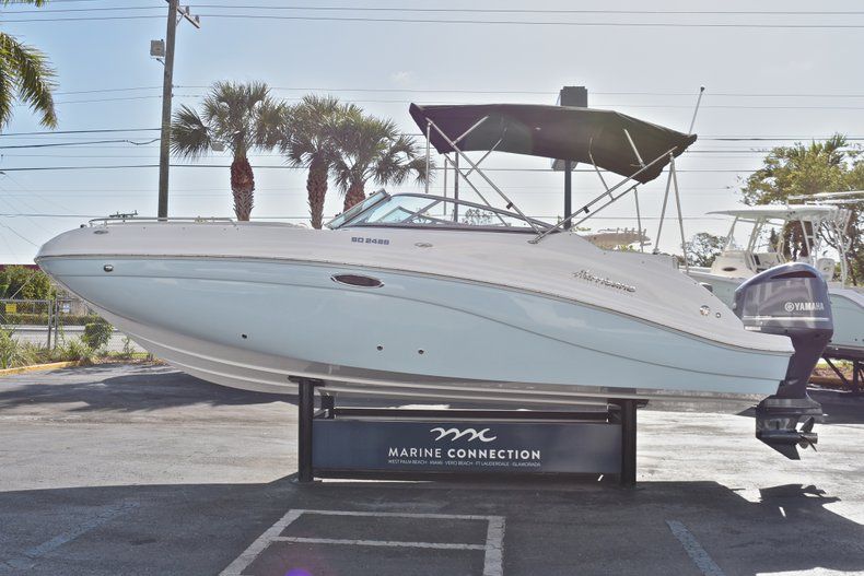 Thumbnail 4 for New 2018 Hurricane SunDeck SD 2486 OB boat for sale in Fort Lauderdale, FL