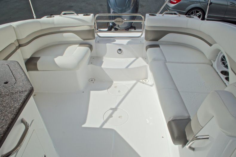 Thumbnail 17 for New 2016 Hurricane SunDeck SD 2690 OB boat for sale in Miami, FL