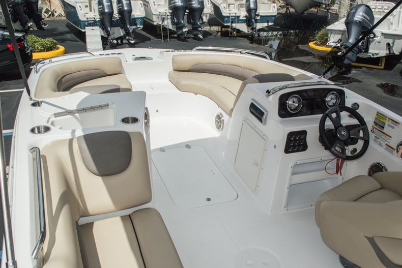 Thumbnail 13 for New 2015 Hurricane SunDeck Sport SS 188 OB boat for sale in West Palm Beach, FL