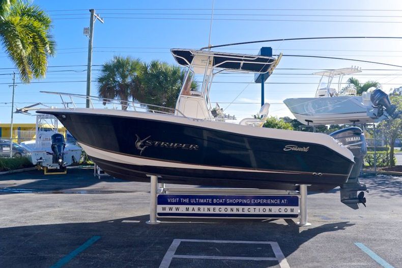 Thumbnail 4 for Used 2007 Seaswirl 2101 Striper Center Console boat for sale in West Palm Beach, FL