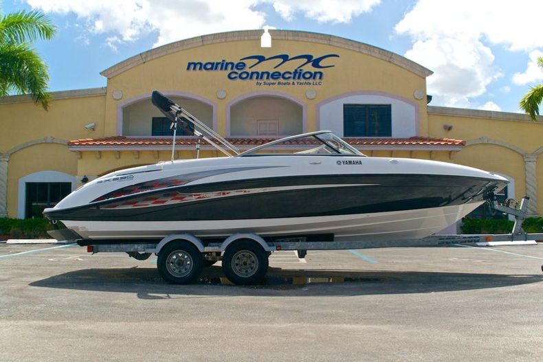 Thumbnail 8 for Used 2005 Yamaha SX 230 Twin Engine boat for sale in West Palm Beach, FL