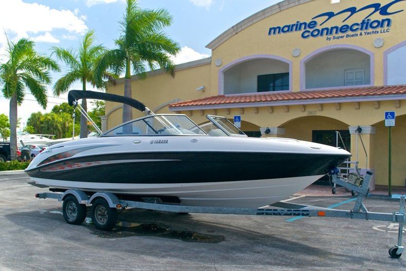 Thumbnail 9 for Used 2005 Yamaha SX 230 Twin Engine boat for sale in West Palm Beach, FL