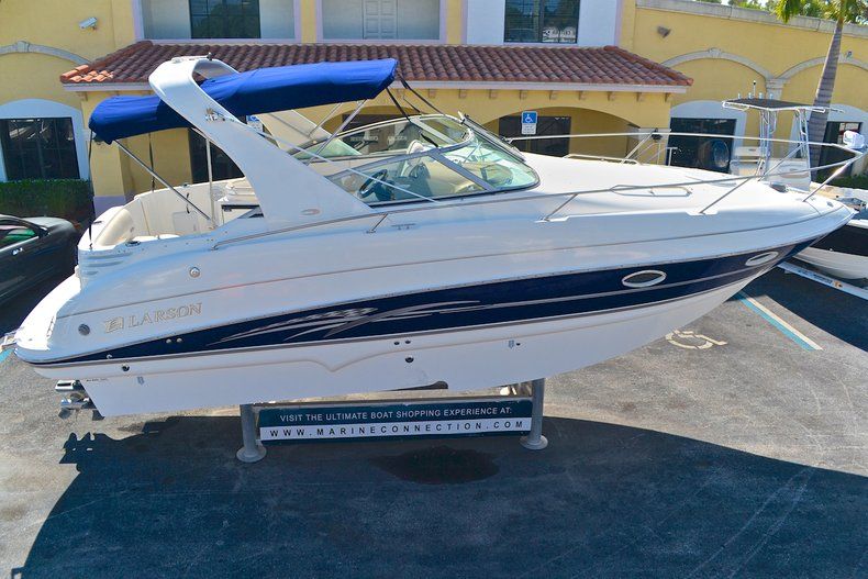 Thumbnail 133 for Used 2007 Larson 274 Cabrio Cruiser boat for sale in West Palm Beach, FL