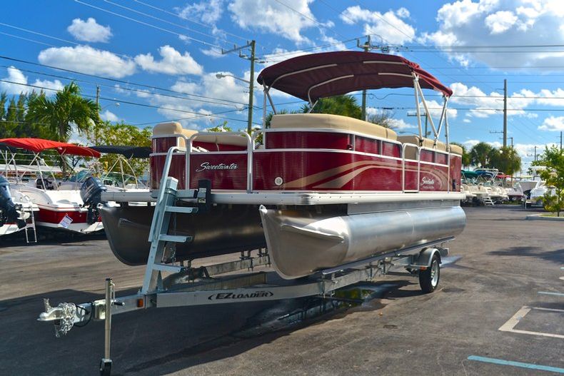 Thumbnail 3 for New 2013 Sweetwater 2286 Cruise 3 Gate boat for sale in West Palm Beach, FL