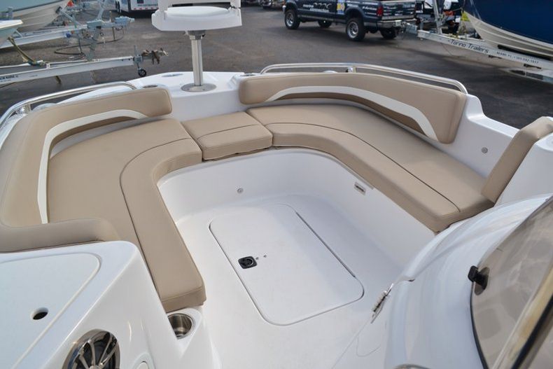 Thumbnail 11 for New 2016 Hurricane SunDeck Sport SS 211 OB boat for sale in West Palm Beach, FL
