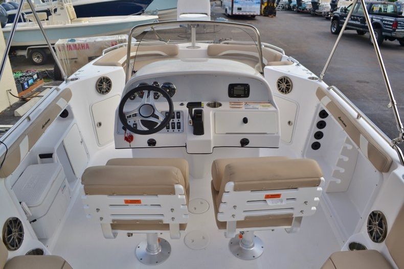 Thumbnail 8 for New 2016 Hurricane SunDeck Sport SS 211 OB boat for sale in West Palm Beach, FL