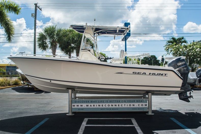 Thumbnail 4 for Used 2005 Sea Hunt 22 Triton boat for sale in West Palm Beach, FL