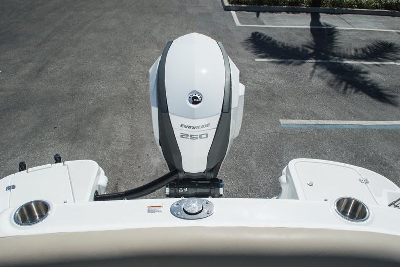 Thumbnail 16 for New 2015 Hurricane SunDeck SD 2400 OB boat for sale in Miami, FL