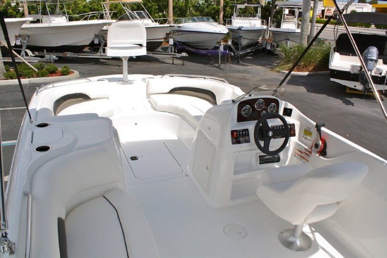 Thumbnail 16 for New 2014 Hurricane SunDeck Sport SS 188 OB boat for sale in West Palm Beach, FL
