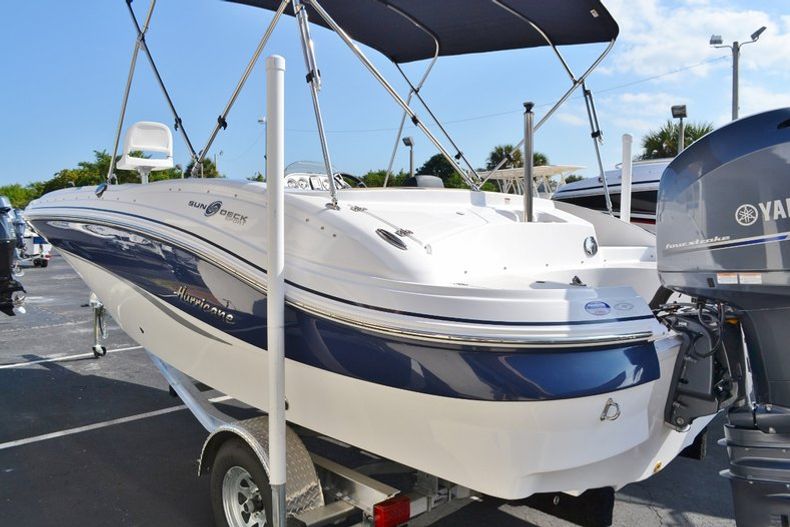 Thumbnail 4 for New 2015 Hurricane SunDeck Sport SS 203 OB boat for sale in Vero Beach, FL