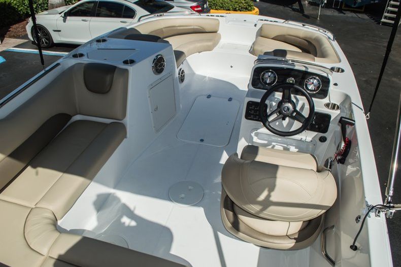 Thumbnail 15 for New 2016 Hurricane SunDeck Sport SS 188 OB boat for sale in West Palm Beach, FL