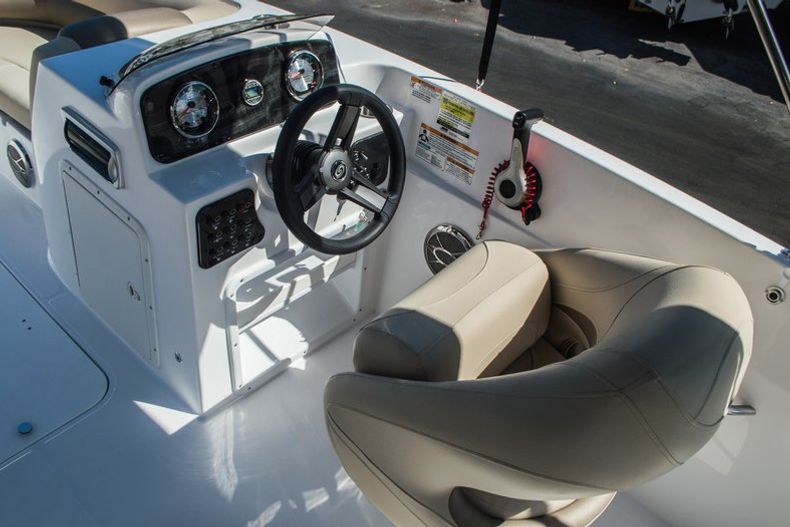 Thumbnail 33 for New 2016 Hurricane SunDeck Sport SS 188 OB boat for sale in West Palm Beach, FL