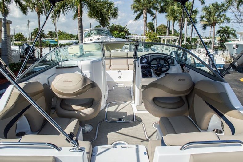Thumbnail 21 for New 2015 Hurricane SunDeck SD 2486 OB boat for sale in West Palm Beach, FL
