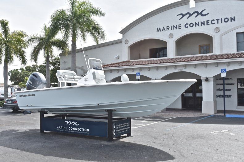 Thumbnail 1 for New 2019 Sportsman Masters 207 Bay Boat boat for sale in Vero Beach, FL
