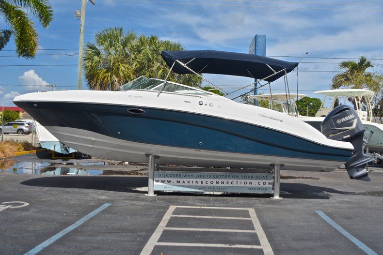 Thumbnail 4 for New 2017 Hurricane SunDeck SD 2690 OB boat for sale in West Palm Beach, FL