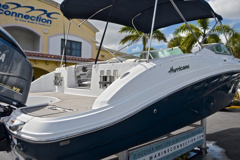 Thumbnail 9 for New 2017 Hurricane SunDeck SD 2690 OB boat for sale in West Palm Beach, FL