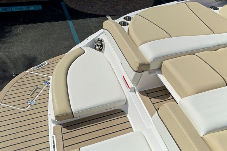 Thumbnail 36 for New 2014 Rinker Captiva 276 Bowrider boat for sale in West Palm Beach, FL