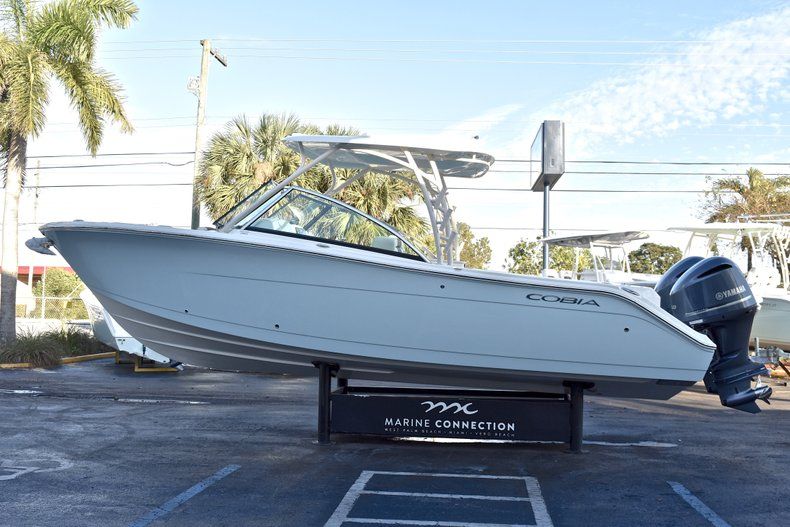 Thumbnail 4 for New 2018 Cobia 280 DC Dual Console boat for sale in West Palm Beach, FL