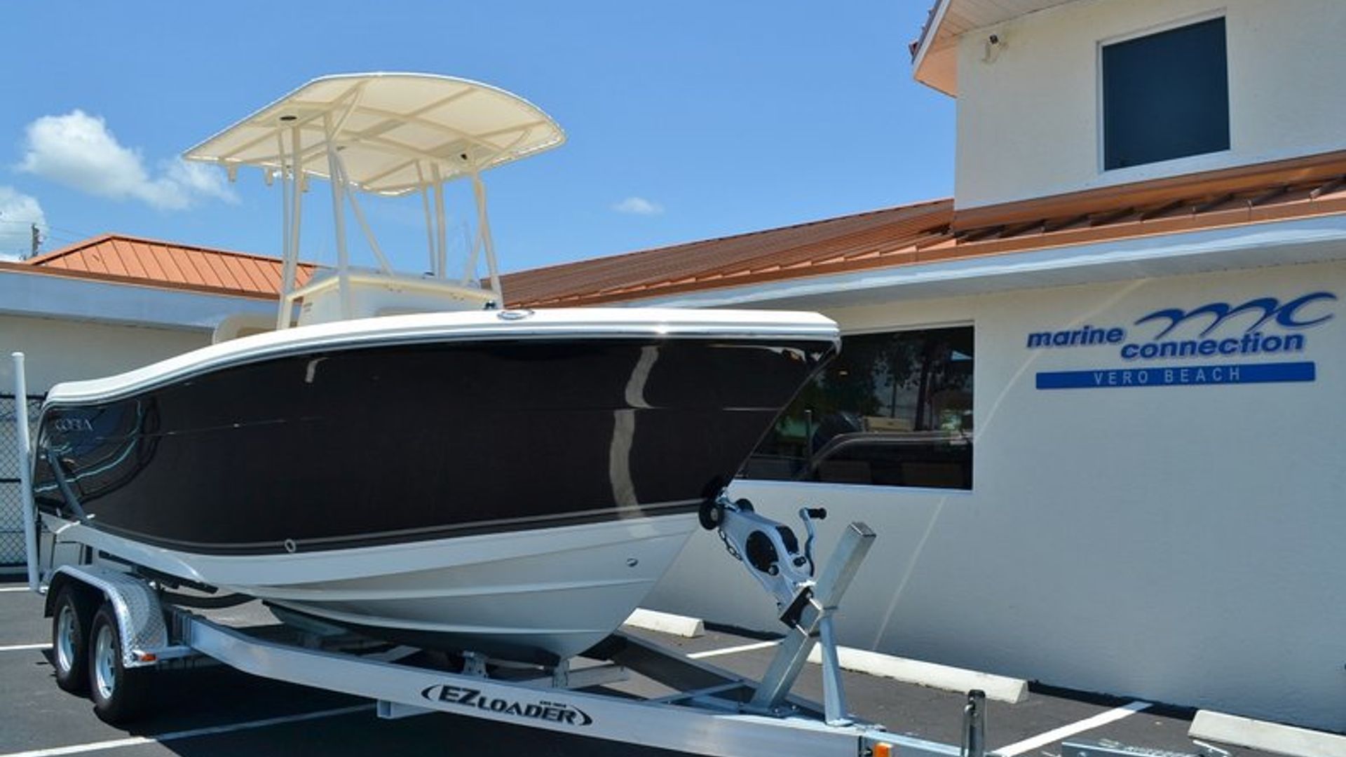 New 2014 Cobia 201 Center Console #T035 image 2