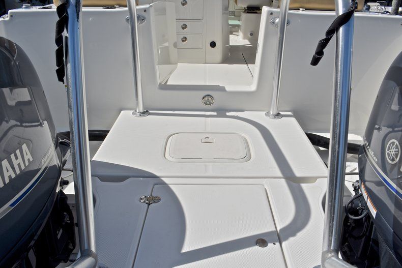 Thumbnail 14 for Used 2015 World Cat Renegade 2740  Glacier Bay Edition boat for sale in West Palm Beach, FL