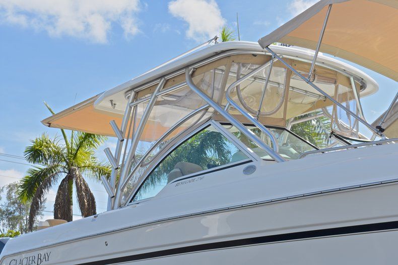 Thumbnail 3 for Used 2015 World Cat Renegade 2740  Glacier Bay Edition boat for sale in West Palm Beach, FL