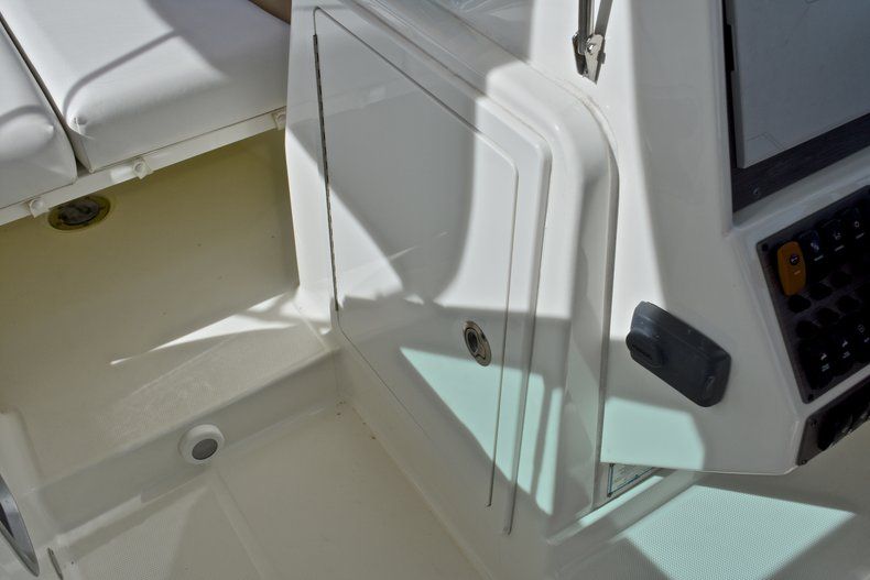 Thumbnail 83 for Used 2015 World Cat Renegade 2740  Glacier Bay Edition boat for sale in West Palm Beach, FL