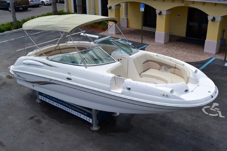 Thumbnail 83 for Used 2004 Chaparral 254 Sunesta Deck Boat boat for sale in West Palm Beach, FL