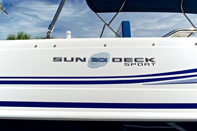 Thumbnail 8 for Used 2012 Hurricane SunDeck Sport SS 201 OB boat for sale in West Palm Beach, FL