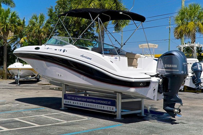 Thumbnail 7 for New 2014 Hurricane SunDeck SD 2690 OB boat for sale in West Palm Beach, FL