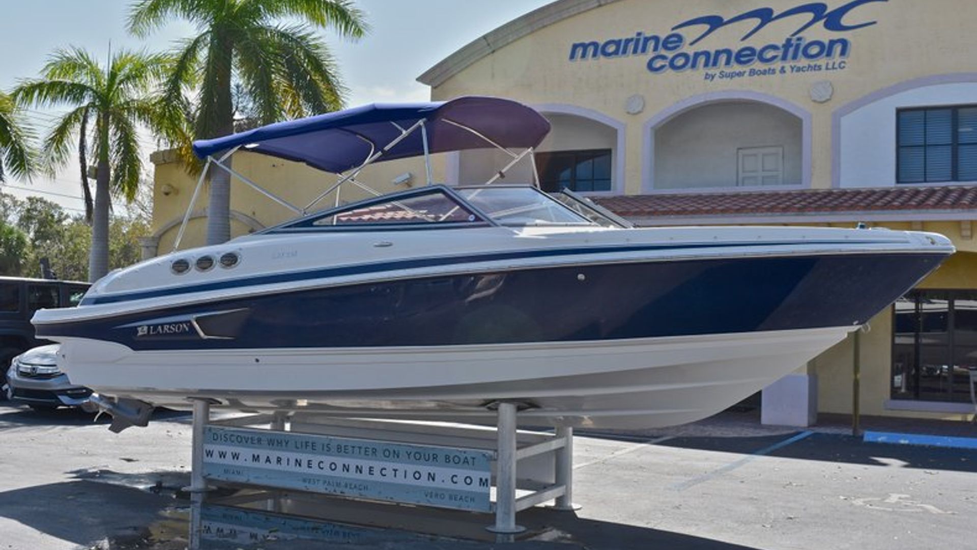 Used 2011 Larson 258 LXI Bowrider #1051 image 2