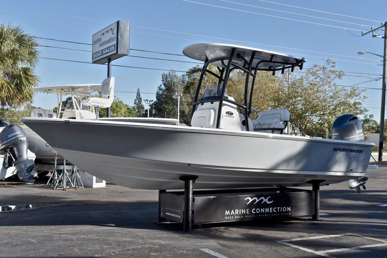 Thumbnail 3 for New 2018 Sportsman Masters 227 Bay Boat boat for sale in Miami, FL