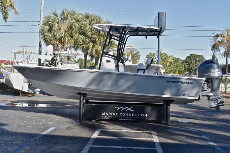 Thumbnail 4 for New 2018 Sportsman Masters 227 Bay Boat boat for sale in Miami, FL