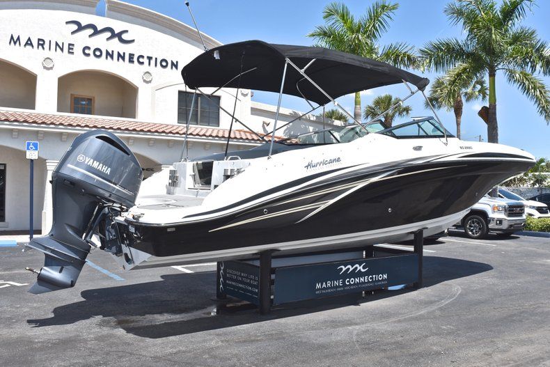 Thumbnail 7 for New 2018 Hurricane SunDeck SD 2690 OB boat for sale in West Palm Beach, FL