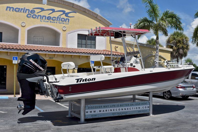 Thumbnail 8 for Used 2005 Triton 240 LTS Bay Boat boat for sale in West Palm Beach, FL