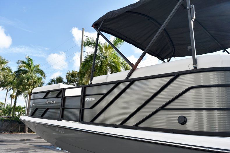 Thumbnail 9 for New 2019 Hurricane FunDeck FD 236SB boat for sale in West Palm Beach, FL