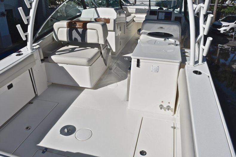 Thumbnail 9 for New 2019 Cobia 280 DC Dual Console boat for sale in West Palm Beach, FL