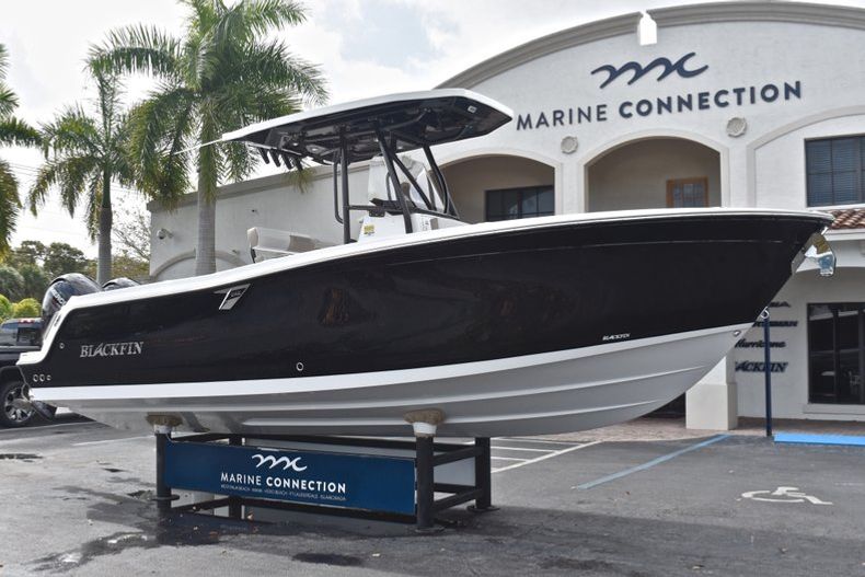 Thumbnail 1 for New 2019 Blackfin 242CC Center Console boat for sale in Fort Lauderdale, FL