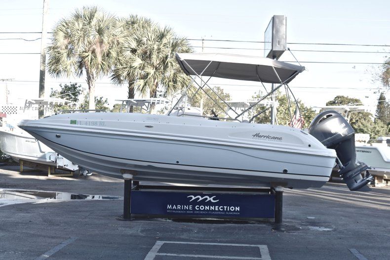 Thumbnail 4 for Used 2017 Hurricane SunDeck Sport SS 211 OB boat for sale in West Palm Beach, FL