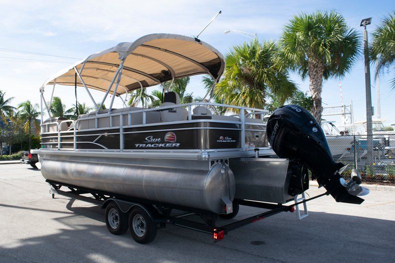 Thumbnail 4 for Used 2018 Sun Tracker Sport Fish 22 DLX boat for sale in Fort Lauderdale, FL