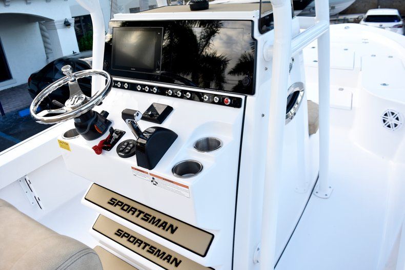 Thumbnail 36 for New 2019 Sportsman Masters 247 Bay Boat boat for sale in Miami, FL