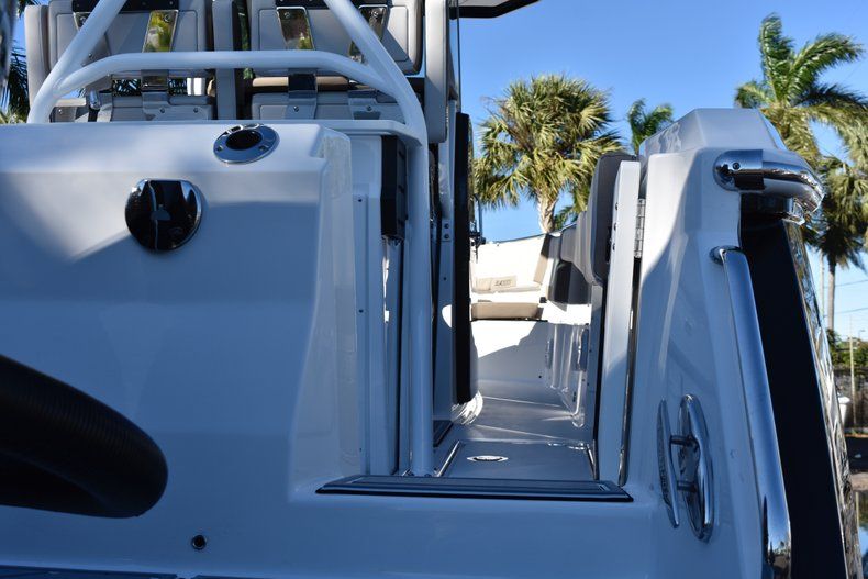 Thumbnail 10 for New 2019 Blackfin 272CC Center Console boat for sale in Fort Lauderdale, FL