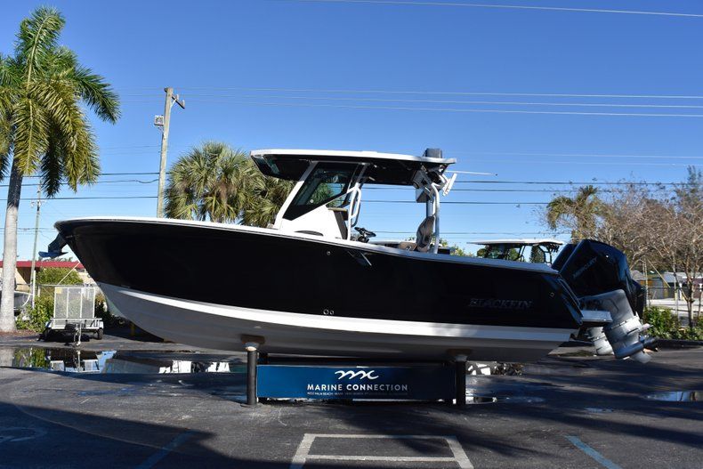 Thumbnail 4 for New 2019 Blackfin 272CC Center Console boat for sale in Fort Lauderdale, FL