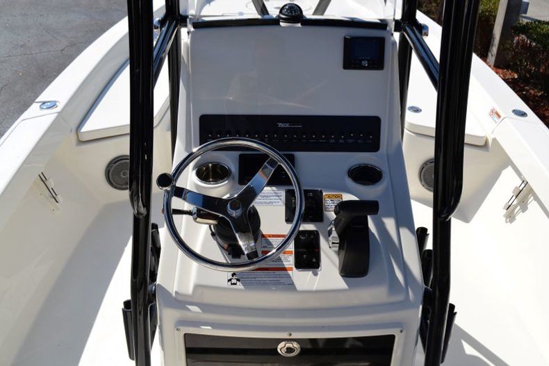 Thumbnail 11 for New 2019 Pathfinder 2400 TRS Bay Boat boat for sale in Vero Beach, FL
