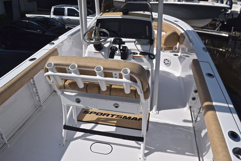 Thumbnail 9 for New 2019 Sportsman Heritage 231 Center Console boat for sale in West Palm Beach, FL