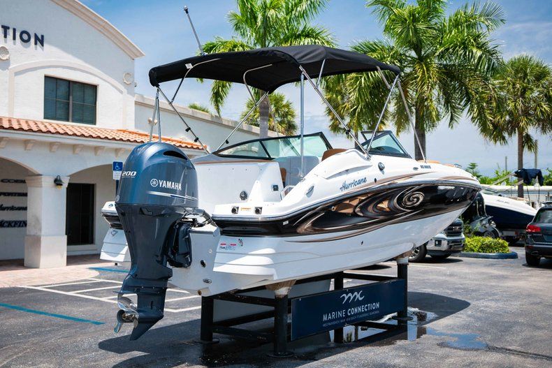 Thumbnail 7 for New 2019 Hurricane SunDeck SD 2200 OB boat for sale in West Palm Beach, FL