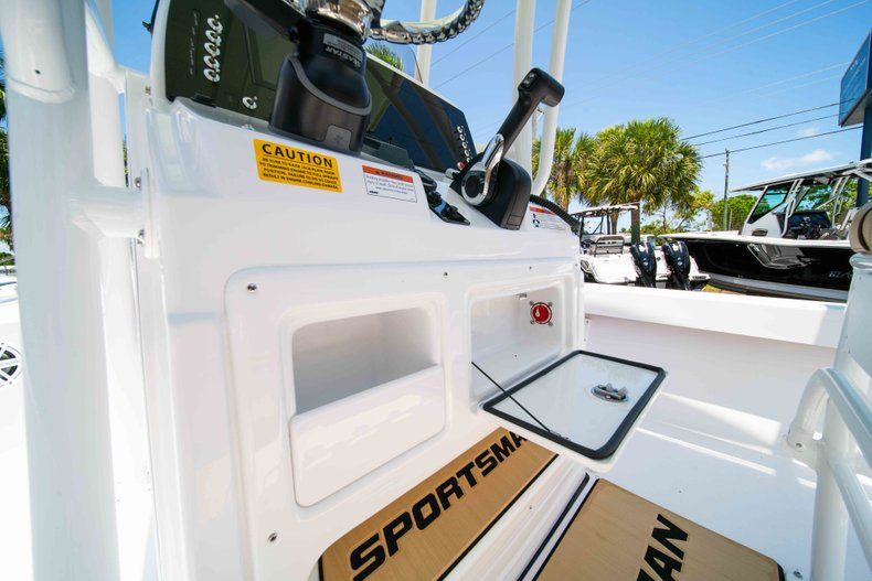 Thumbnail 27 for New 2019 Sportsman Masters 227 Bay Boat boat for sale in Vero Beach, FL