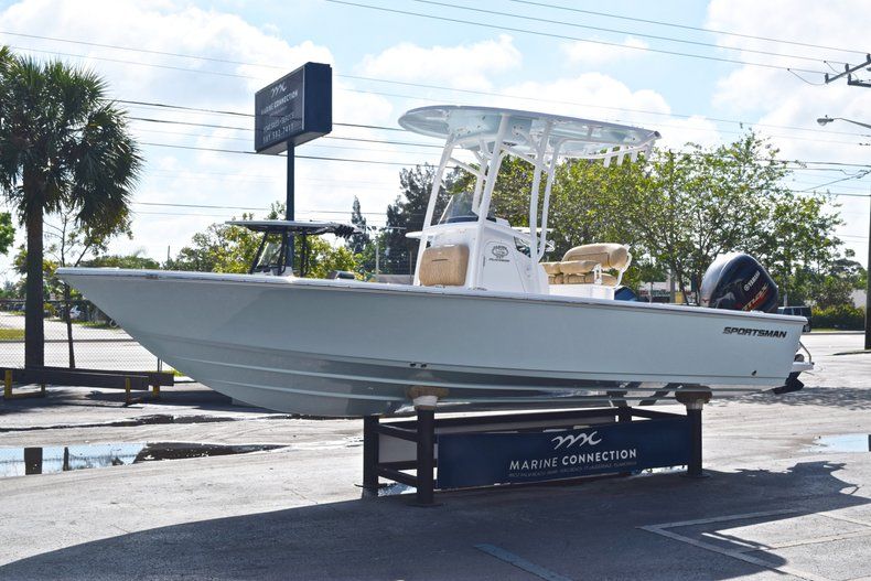 Thumbnail 3 for New 2019 Sportsman Masters 227 Bay Boat boat for sale in Vero Beach, FL