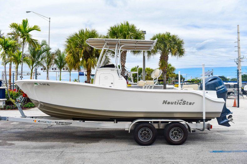 Thumbnail 4 for Used 2018 NauticStar 22XS boat for sale in Fort Lauderdale, FL